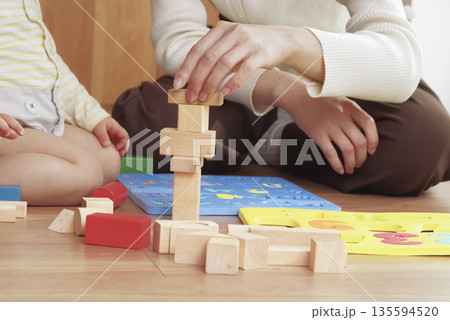 幼児向けのおもちゃで楽しく遊ぶ子供と母親 135594520