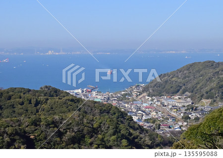 千葉県 鋸山から富津市金谷の市街地と対岸の神奈川県久里浜 千葉県 鋸山から富津市金谷の市街地と対岸の神奈川県久里浜 135595088