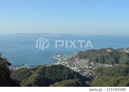 千葉県 鋸山から富津市金谷の市街地と対岸の神奈川県久里浜 135595090