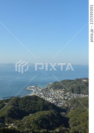 千葉県 鋸山から富津市金谷の市街地と対岸の神奈川県久里浜 135595091