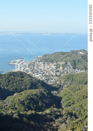 千葉県 鋸山から富津市金谷の市街地と対岸の神奈川県久里浜 千葉県 鋸山から富津市金谷の市街地と対岸の神奈川県久里浜 135595092