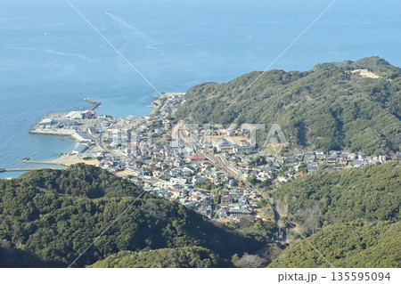 千葉県 鋸山から富津市金谷の市街地と対岸の神奈川県久里浜 千葉県 鋸山から富津市金谷の市街地と対岸の神奈川県久里浜 135595094