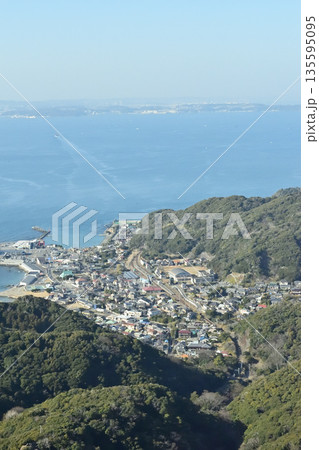 千葉県 鋸山から富津市金谷の市街地と対岸の神奈川県久里浜 千葉県 鋸山から富津市金谷の市街地と対岸の神奈川県久里浜 135595095