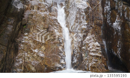 隠れ滝 135595193