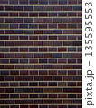 艶のあるタイルの壁 135595553