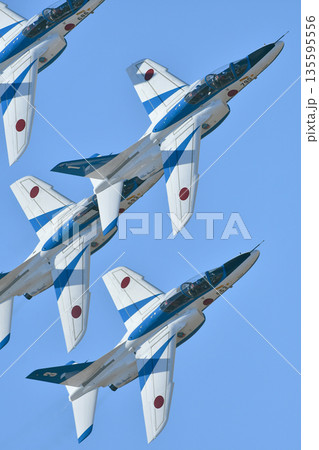ブルーインパルスのアクロバット飛行 135595556