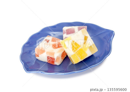 お皿に盛った淡雪かん【白背景・切り抜き】 135595600