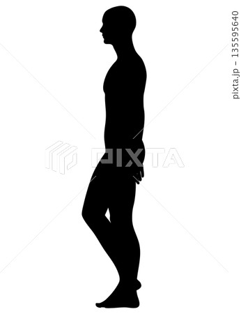 きれいな姿勢で立ち止まる男性のシルエット 全身横向き モノクロ 135595640