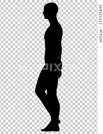 きれいな姿勢で立ち止まる男性のシルエット 全身横向き モノクロ 135595640
