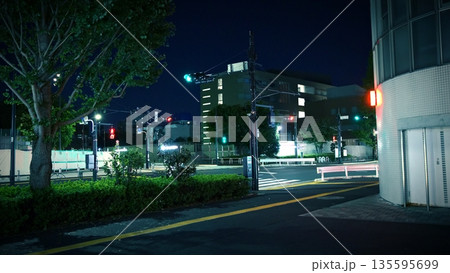 青信号の夜の交差点 135595699
