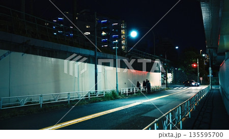片側一車線の道路と赤信号と夜の風景 片側一車線の道路と赤信号と夜の風景 135595700