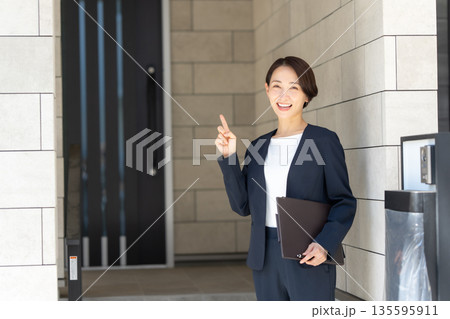 女性 ビジネス 女性 ビジネス 135595911