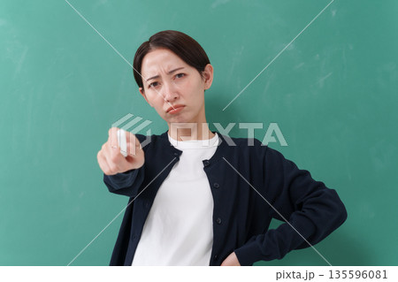 怒る女性 怒る女性 135596081
