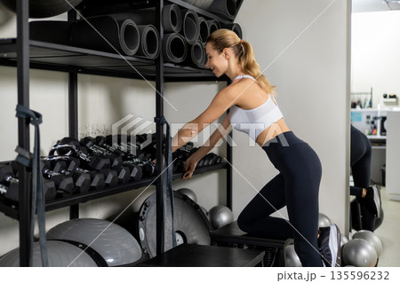 Long-haired blonde it woman having a workout in a gym 135596232