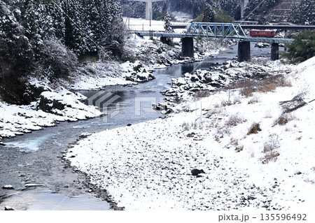 冬景色の長良川と長良川鉄道 冬景色の長良川と長良川鉄道 135596492