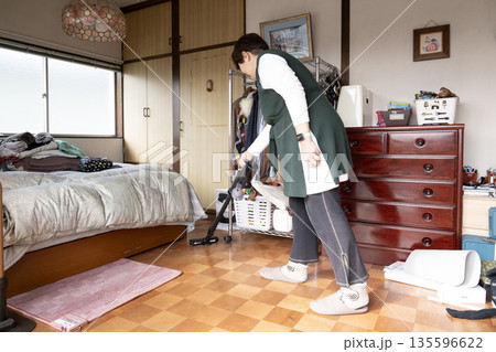 室内の掃除をする女性 室内の掃除をする女性 135596622