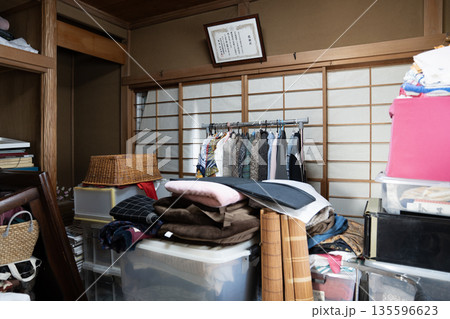 洋服や布団などを置いた部屋 135596623