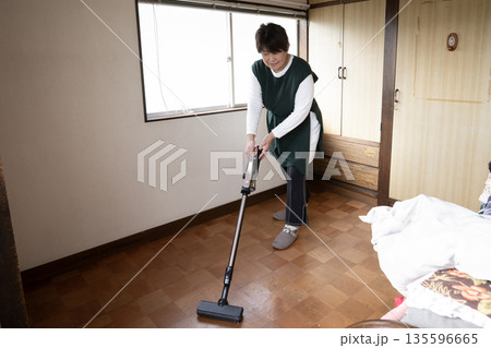 室内の掃除をする女性 135596665