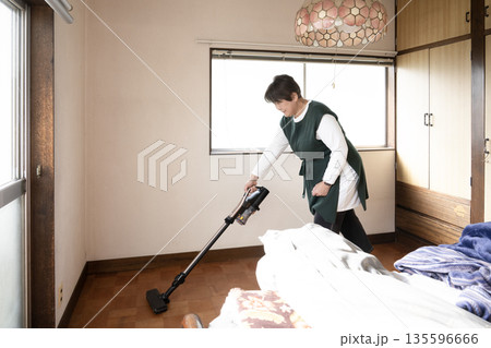 室内の掃除をする女性 135596666