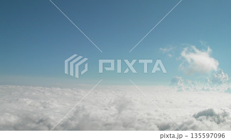 雲海の上に広がる青空 雲海の上に広がる青空 135597096