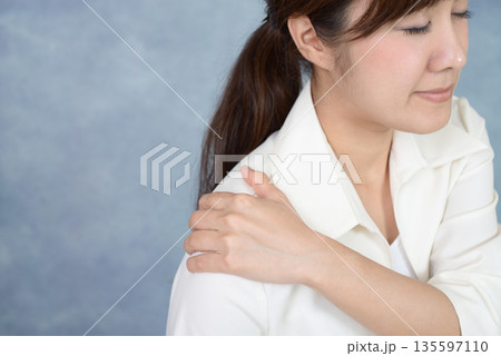 肩こりに悩む女性 肩こりに悩む女性 135597110