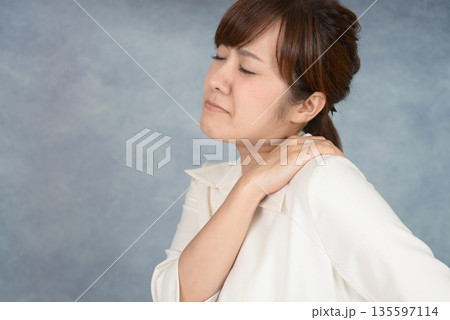肩こりに悩む女性 肩こりに悩む女性 135597114