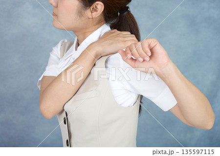 肩こりに悩む女性 肩こりに悩む女性 135597115