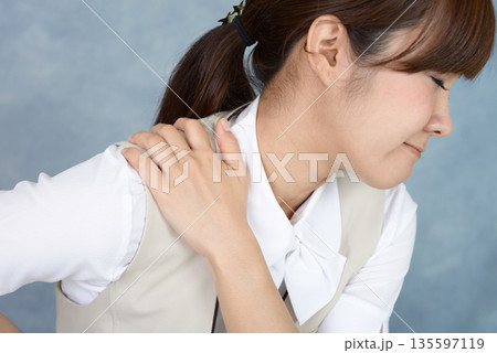 肩こりに悩む女性 肩こりに悩む女性 135597119