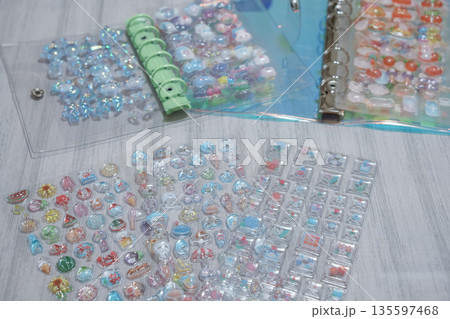 大人気のボンボンドロップシールとシール帳 135597468