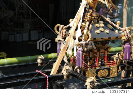 浅草の祭りで担がれる神輿 135597514