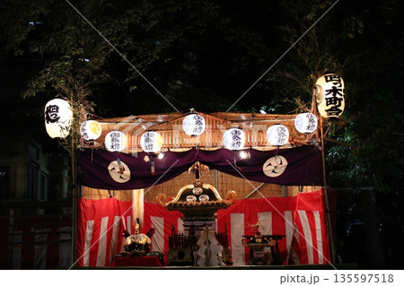 夜の神輿と提灯の明かりが照らす夏祭りの風景 135597518