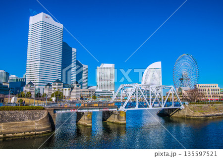 日本の横浜都市景観 …汽車道などを望む。航行禁止の看板が見える 日本の横浜都市景観 …汽車道などを望む。航行禁止の看板が見える 135597521