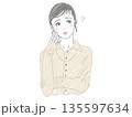 顔に手を当てて首を傾げる女性 顔に手を当てて首を傾げる女性 135597634