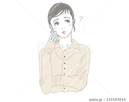 顔に手を当てて首を傾げる女性 135597634