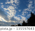 秋の夕方の空 135597643