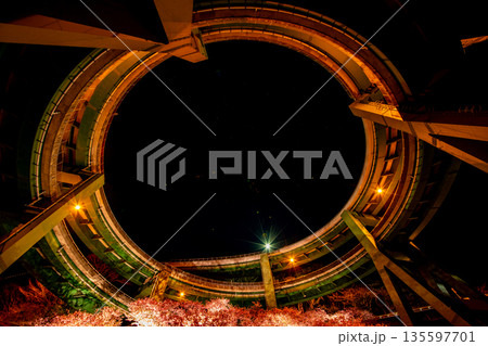 （静岡県）河津桜咲く、河津七滝ループ橋（日が落ちて） 135597701