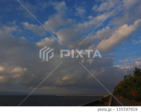夕暮れ時の海 夕暮れ時の海 135597919