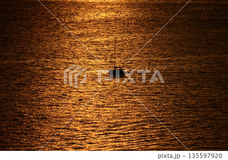 チンクエテッレの夕陽に映える漁船 チンクエテッレの夕陽に映える漁船 135597920