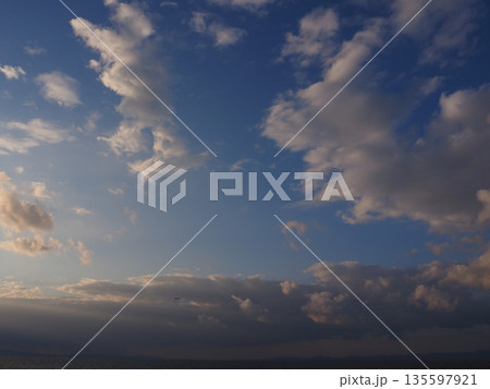 夕暮れ時の海 135597921