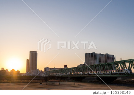 【総武本線】朝日と共に東京方面へ向かう成田エクスプレス 135598149