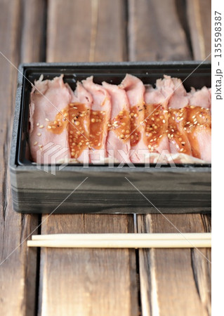 テイクアウトの使い捨て容器に入れたローストビーフ弁当 テイクアウトの使い捨て容器に入れたローストビーフ弁当 135598387