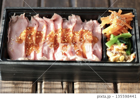 テイクアウトの使い捨て容器に入れたローストビーフ弁当 135598441