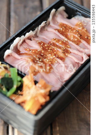 テイクアウトの使い捨て容器に入れたローストビーフ弁当 135598443