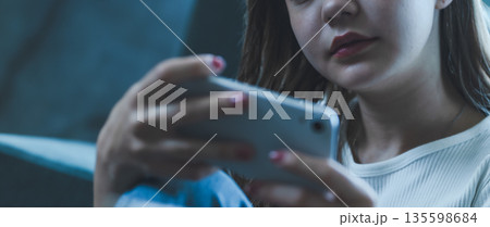 女性 スマートフォン 操作 135598684