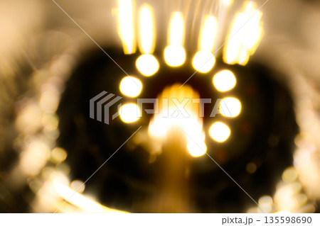電球のフィラメント接写 135598690