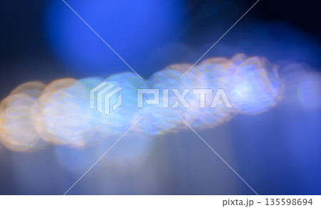 青い光の玉ボケ 青い光の玉ボケ 135598694