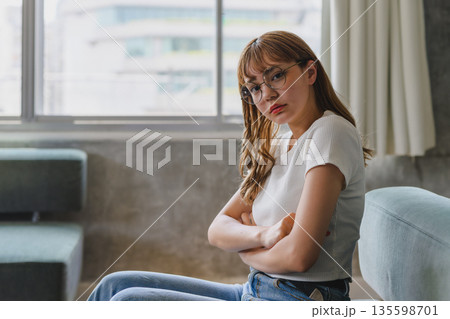 腕組みする不機嫌な女性 135598701