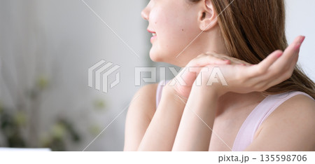 女性の首元セルフケア 女性の首元セルフケア 135598706