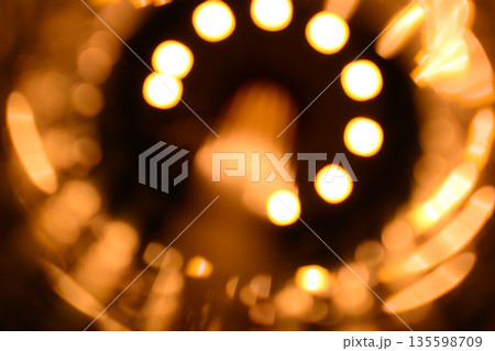 電球のボケ抽象画 135598709