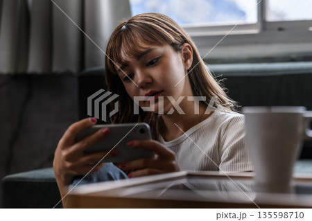 スマホを見つめる女性 135598710